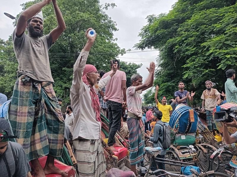 Rickshaw pullers chant slogans at the gathering of the capital’s Shaheed Minar on 3 August 2024.